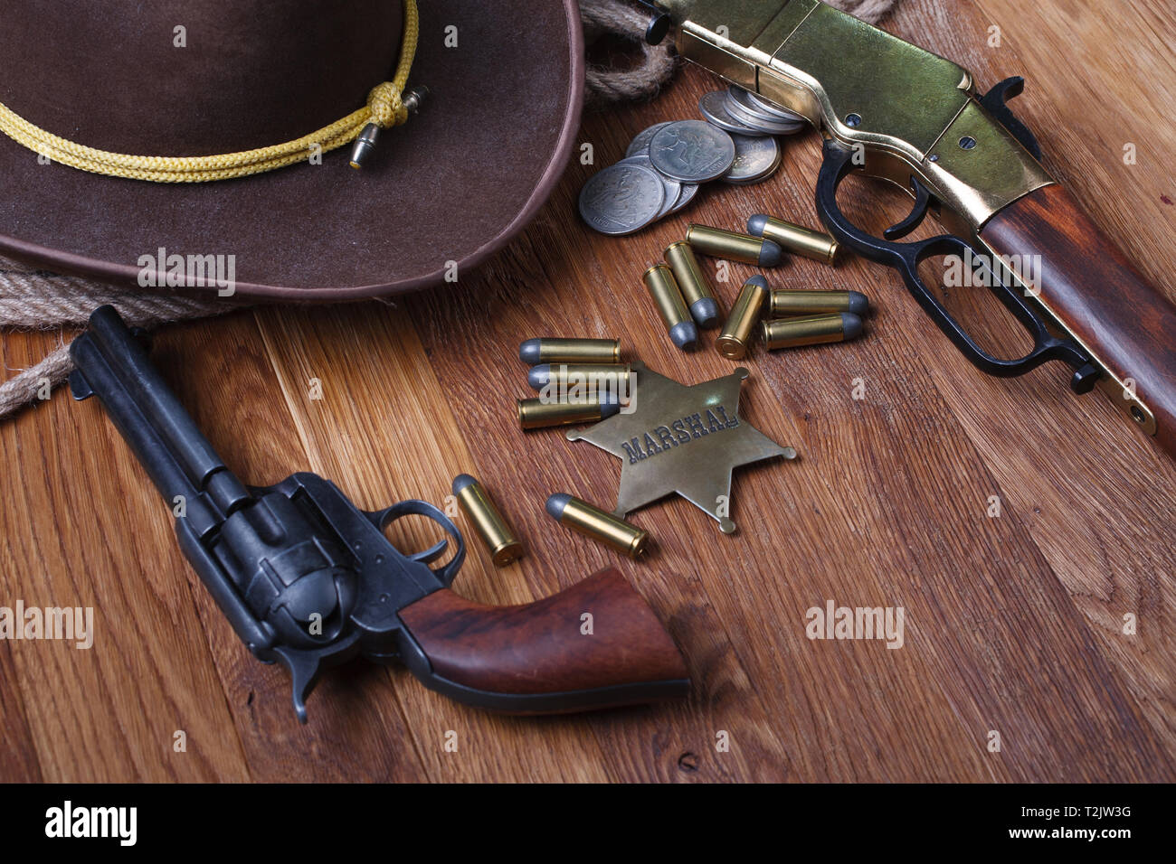 Wild West Gun, munizioni e U.S. Il maresciallo badge sulla tavola di legno Foto Stock