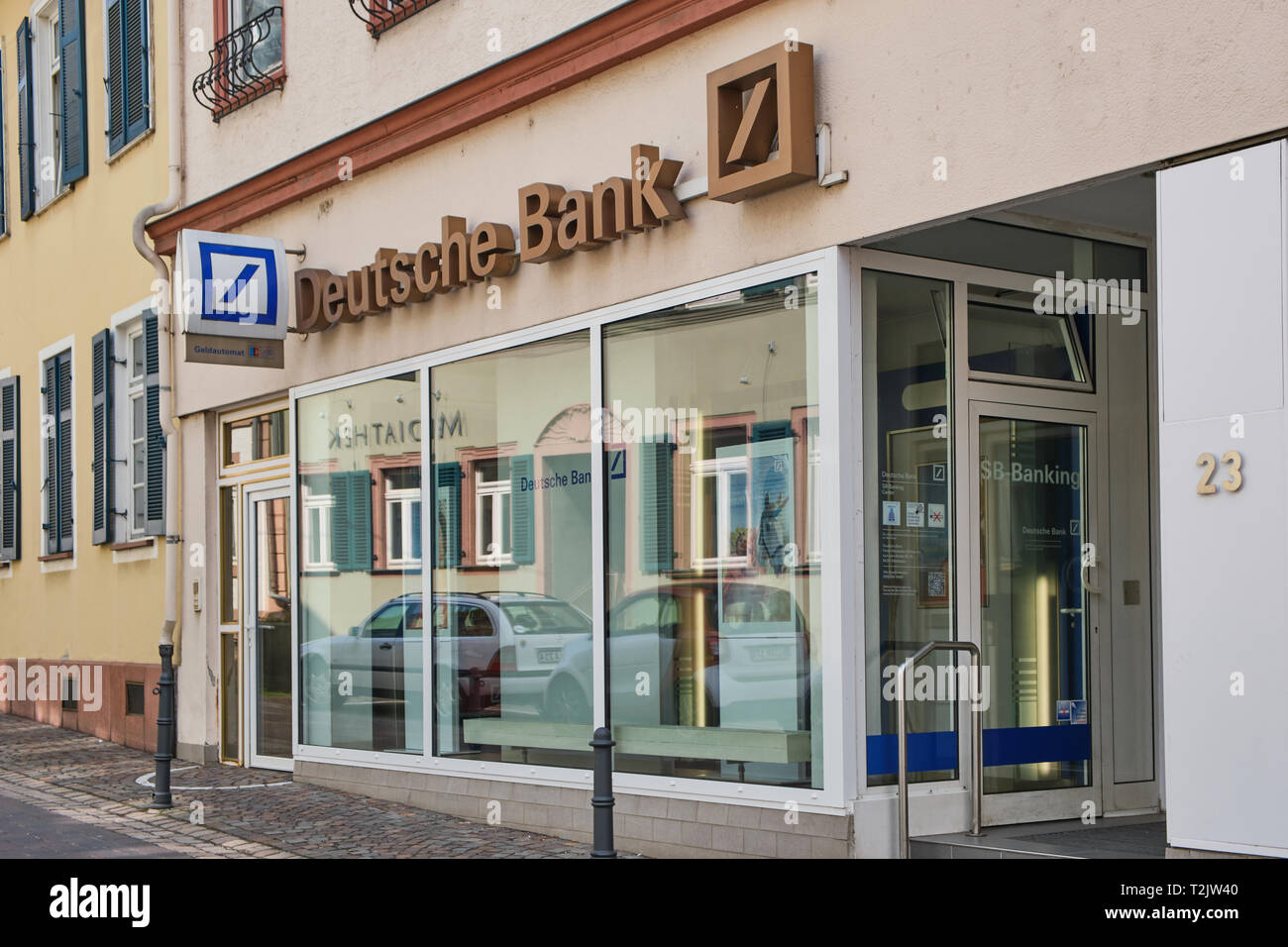 Eltville, Germania - 31 Marzo 2019: Deutsche Bank firmare al di fuori di una filiale locale in Eltville. Si tratta di un Tedesco globale di servizi bancari e finanziari compan Foto Stock