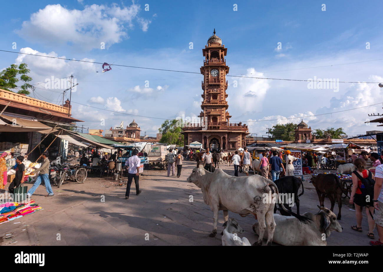 Occupato persone intorno al mercato Sadar con la Ghanta Ghar, clock tower, Jodhpur, Rajasthan, India Foto Stock