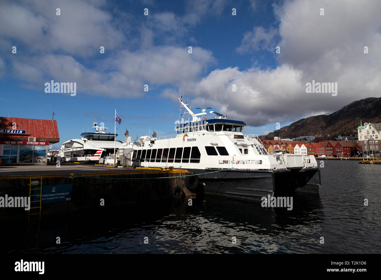 Ad alta velocità per i passeggeri catamarani Teisten e Vingtor ormeggiata in banchina Starndkaiterminalen nel porto di Bergen, Norvegia Foto Stock