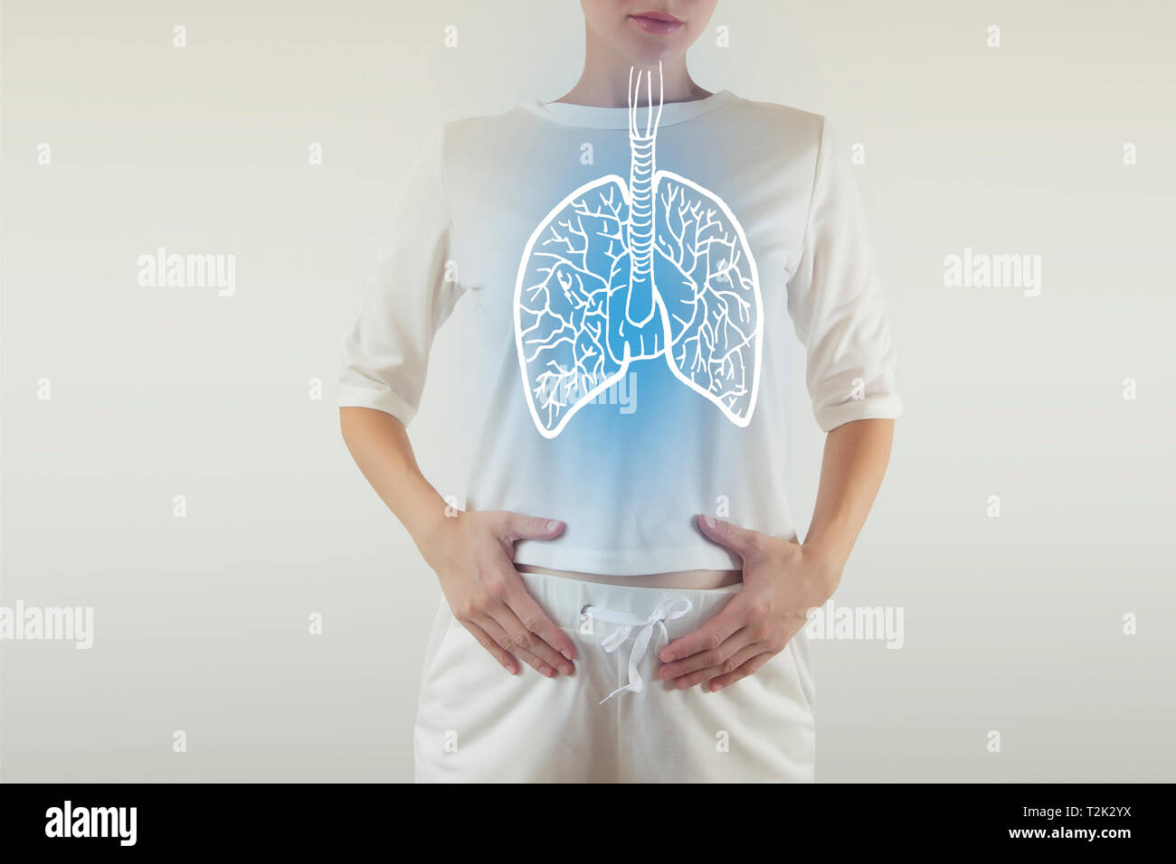 Evidenziato in blu polmoni sani sul corpo di donna Foto Stock