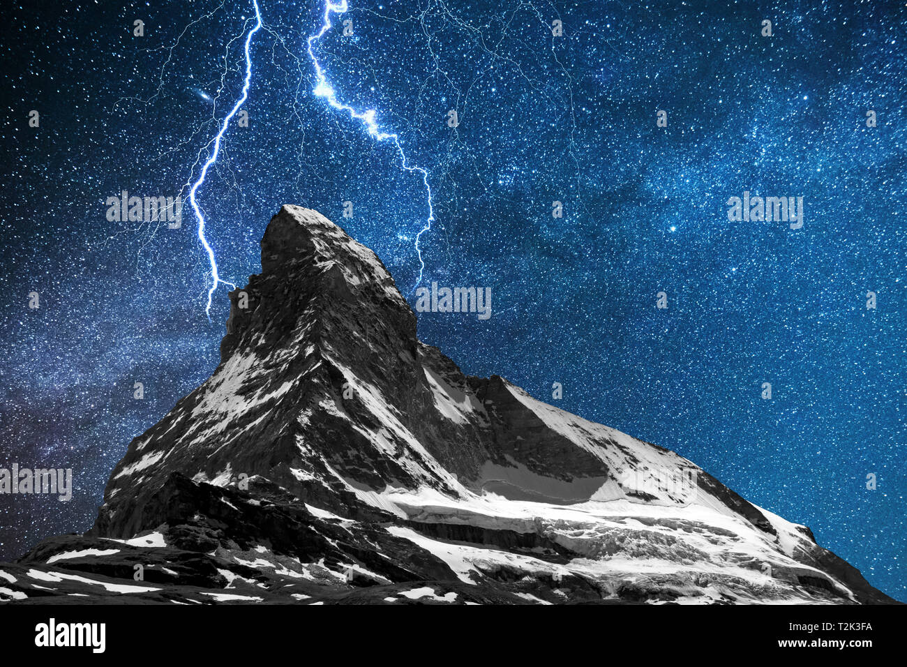 Temporale con un fulmine sul Cervino da notte. vista da Zermatt, Svizzera. Foto Stock