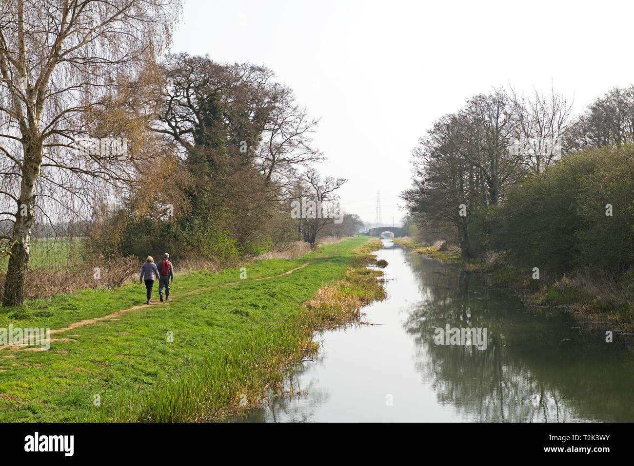 Coppia giovane a piedi lungo la strada alzaia del Pocklington Canal, East Yorkshire, Inghilterra, Regno Unito Foto Stock