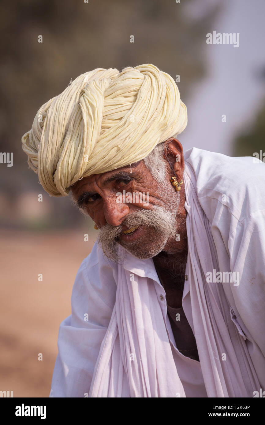 Ritratto di un uomo indiano,Osian, Rajasthan, India, Asia Foto Stock