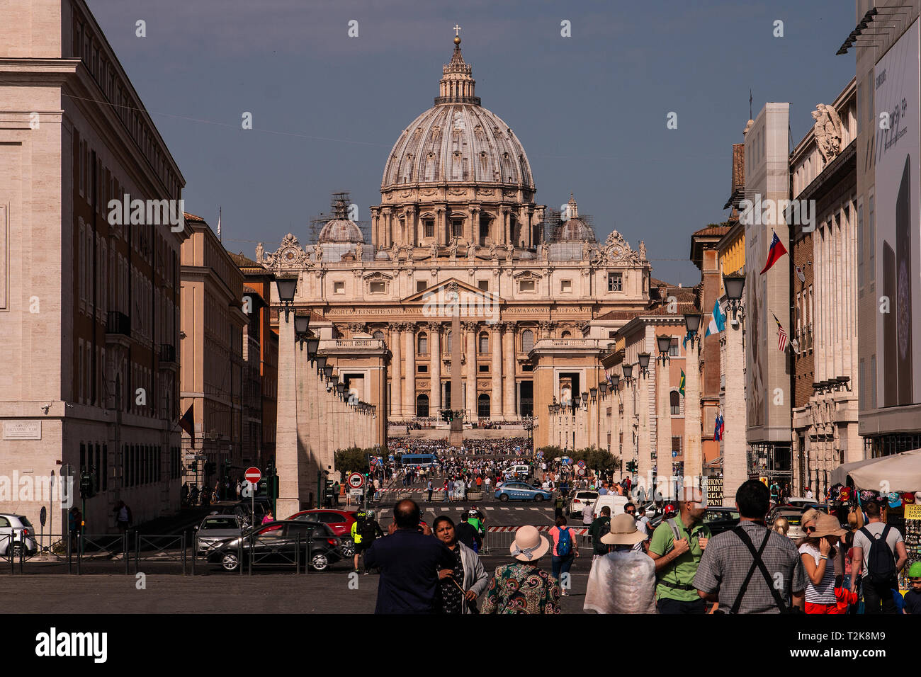 Via della Conciliazione che conduce fino alla Basilica Papale di San Pietro in Vaticano (Italiano: Basilica Papale di San Pietro in Vaticano) Foto Stock