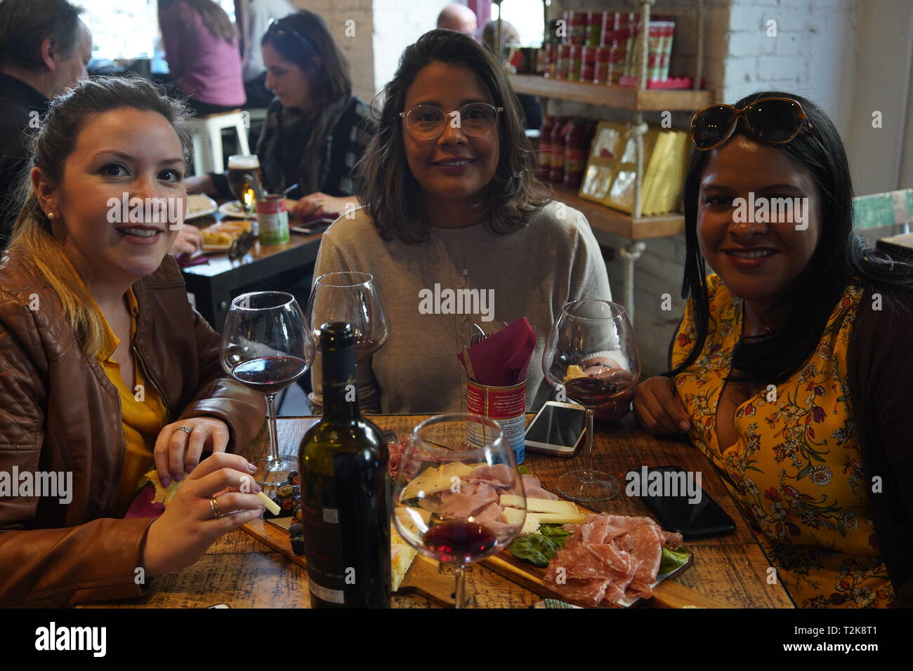 Tre latin american amici celebrare in un wine bar Foto Stock