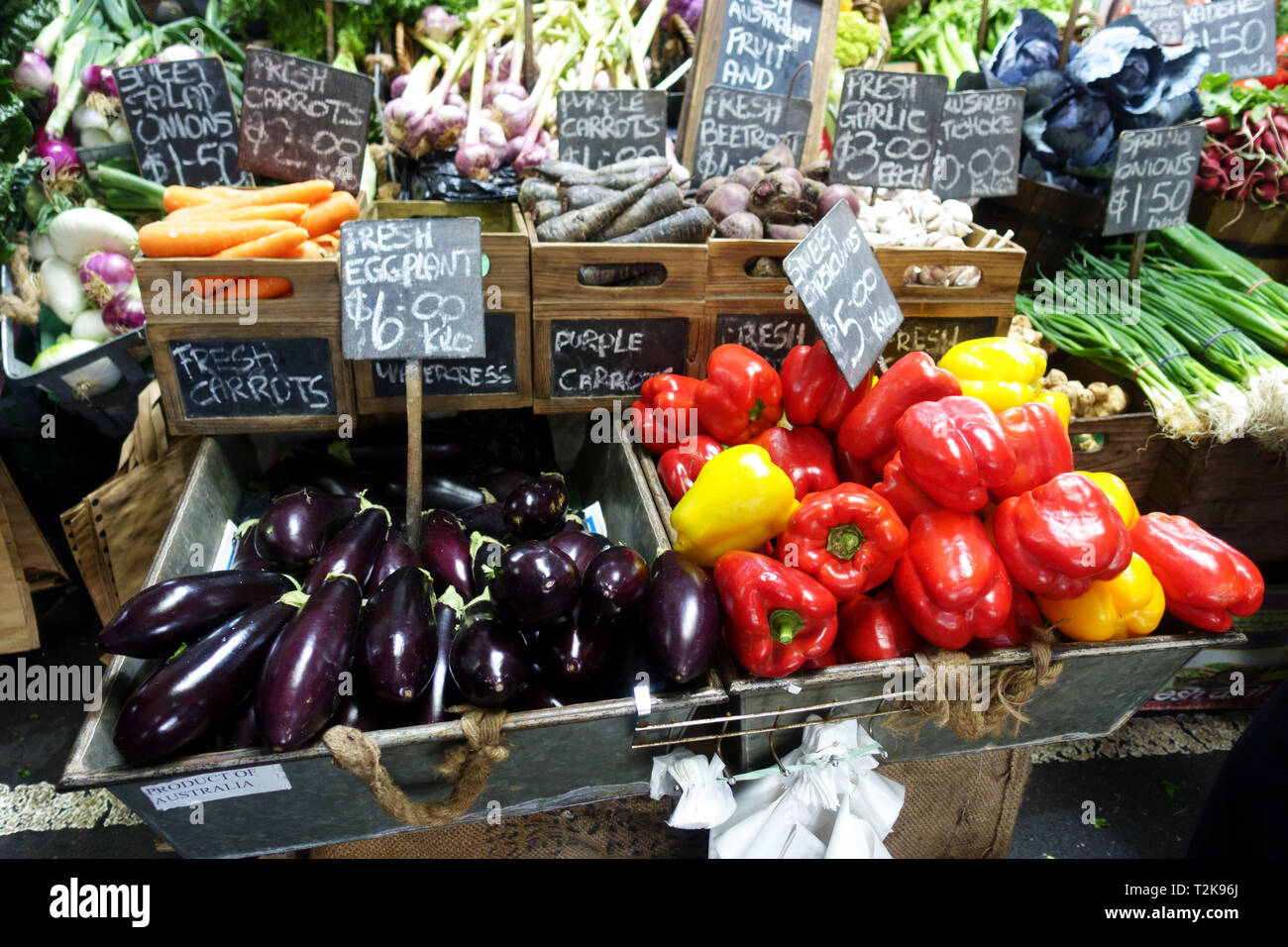 Verdure miste vengano venduti al mercato Queen Victoria Melbourne Victoria Australia Foto Stock