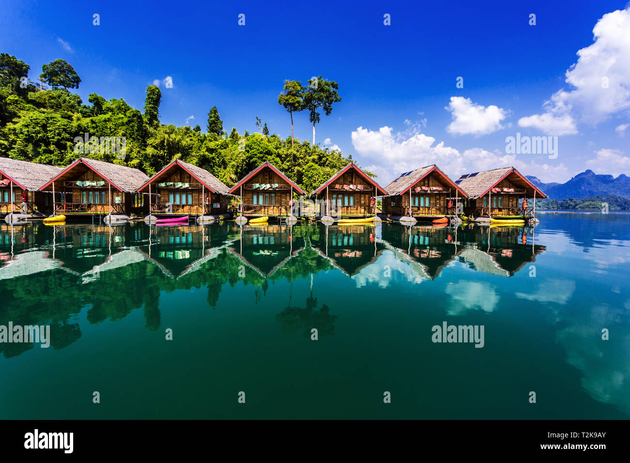 Bungalows flottante con kayak a Khao Sok National Park, Cheow Lan Lago, Surat Thani, Thailandia Foto Stock