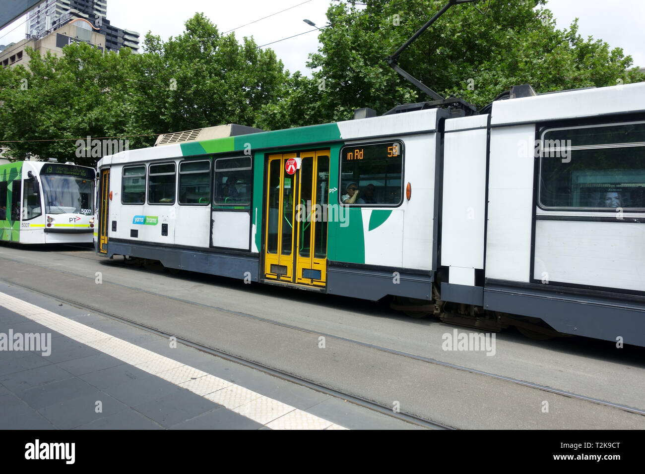 Melbourne città moderna tram nella città di Melbourne in Australia Foto Stock