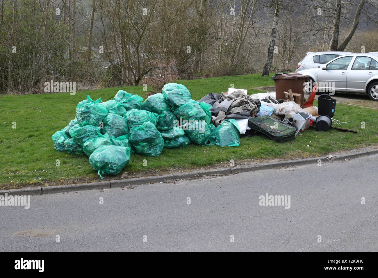 Rossendale, Waterfoot, Edgeside 1 Aprile 2019 - spazzatura che ha essere raccolti da volontari ed è in attesa di ritiro da parte del consiglio. Foto Stock