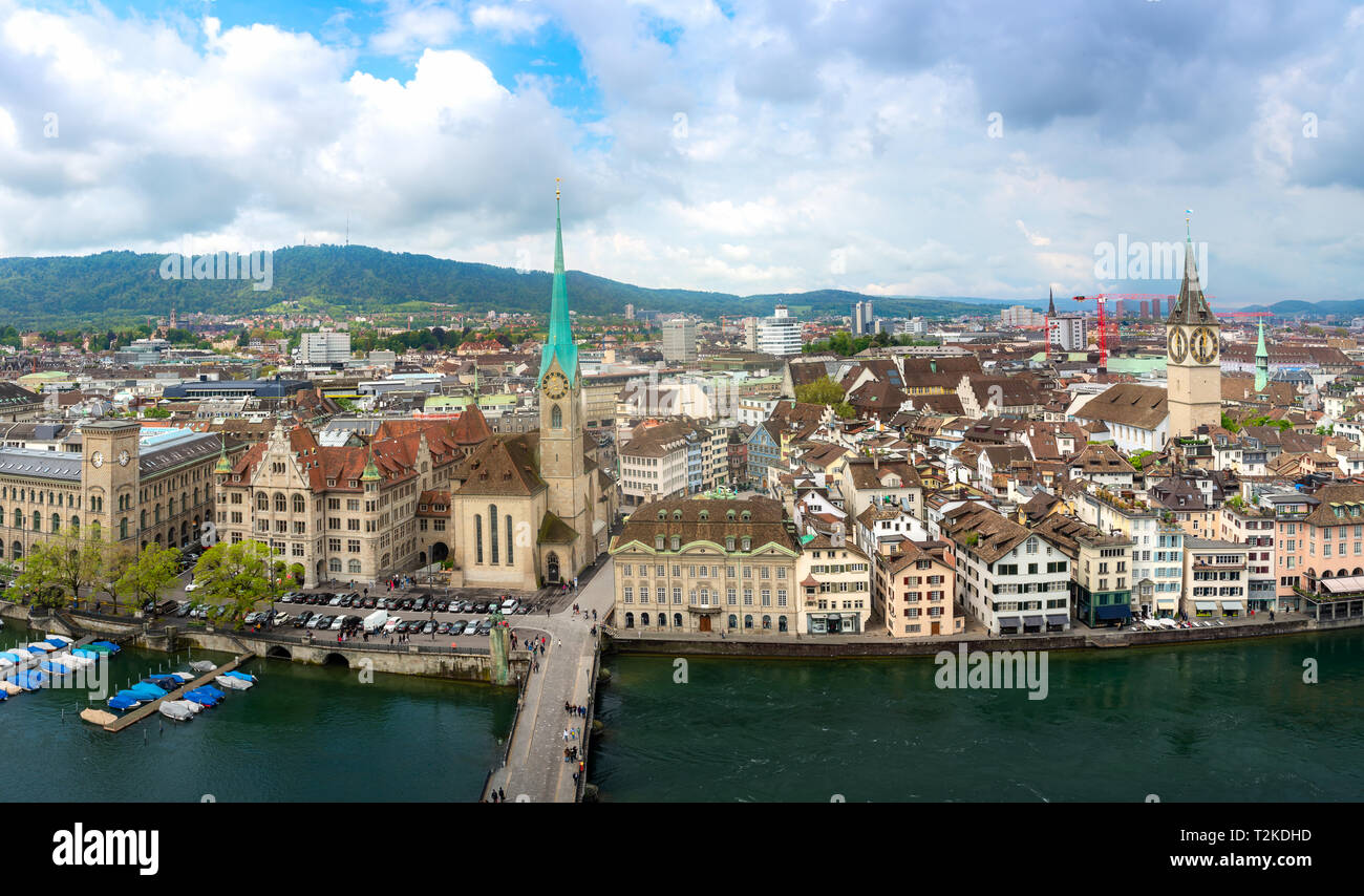 Vista aerea del centro storico di Zurigo città con la Chiesa di Fraumuenster e fiume Limmat a Zurigo, Svizzera. Foto Stock