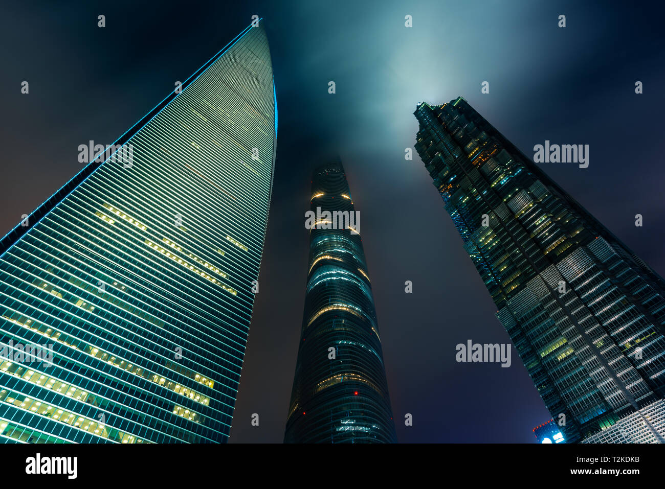 Shanghai Pudong edificio grattacielo di notte in Cina a Shanghai. Foto Stock