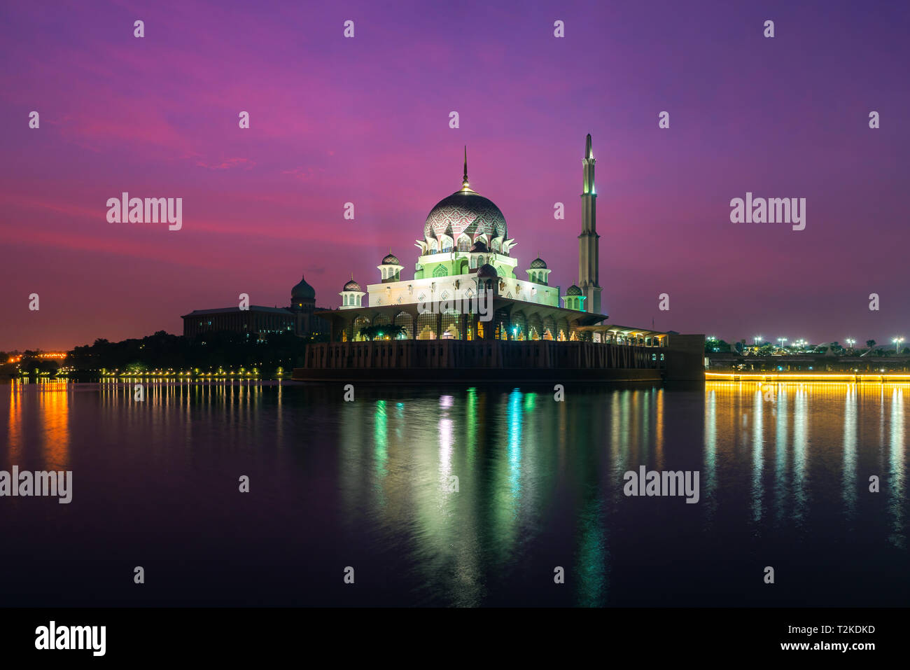 Putra moschea a Putrajaya, Kuala Lumpur, Malesia al crepuscolo Foto Stock