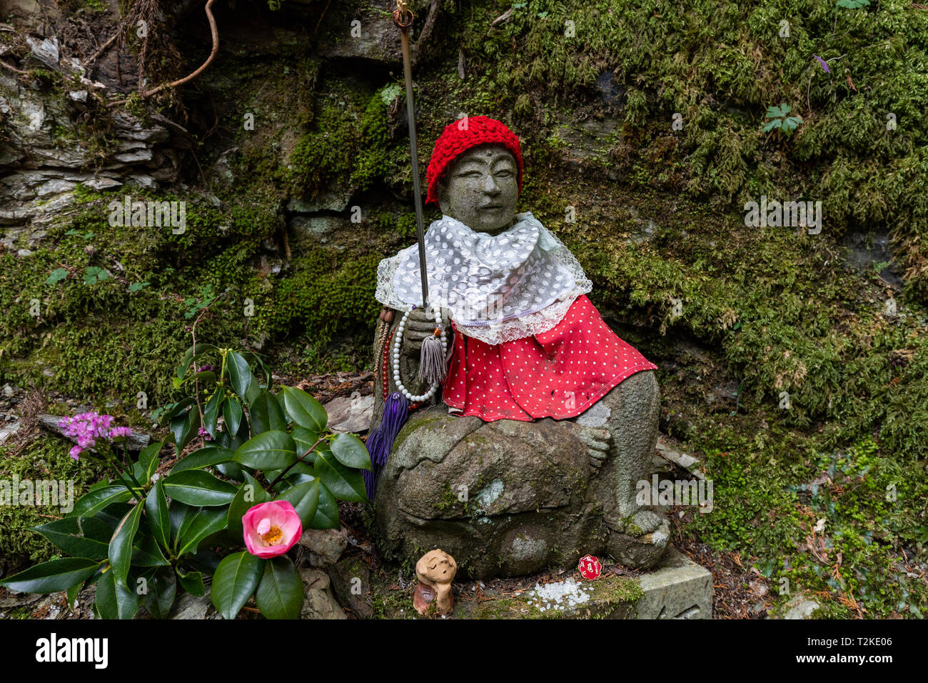 Jizo a Iwaya-ji - Iwaya-ji significa, Rock Tempio nella Grotta ed è posto difficile da ottenere a. Folklore antico ci dice che un misterioso sciamano sacerdotessa Kuka led Foto Stock