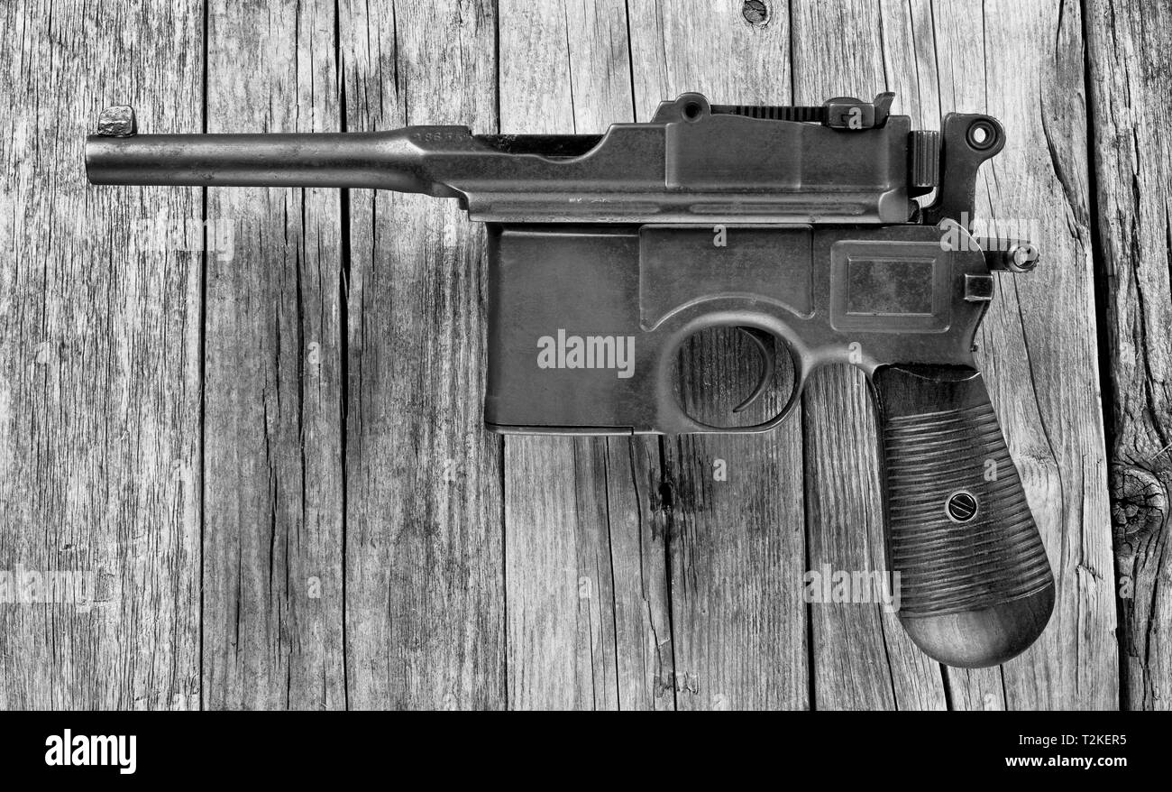 Antiquariato broomhandle tedesco pistola realizzata intorno al 1926 in bianco e nero. Foto Stock