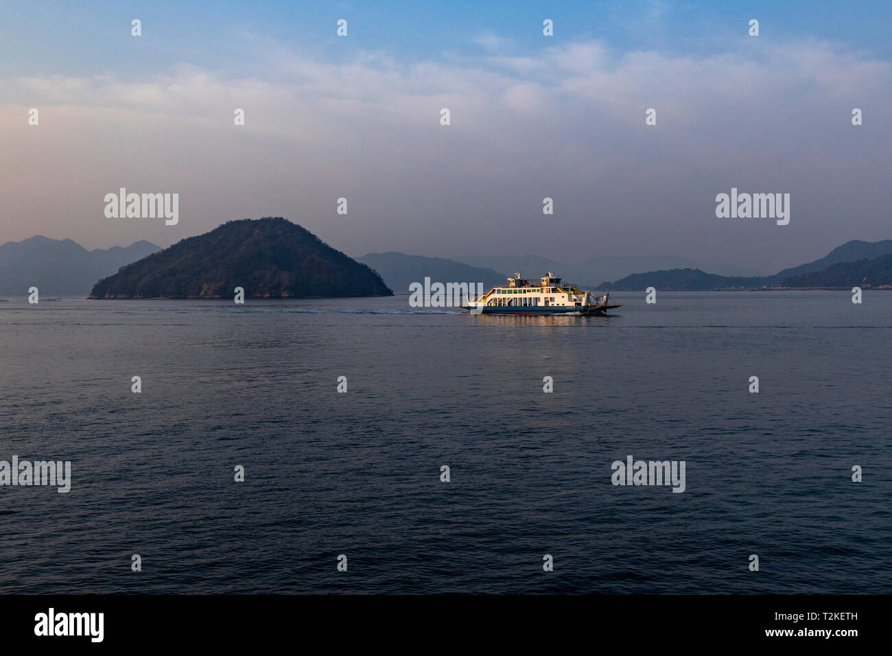 Il ISeto Naikai nland mare separa Honshu, Shikoku e Kyushu - le tre isole principali del Giappone. 3000 isole si trovano nel mare interno, inclu Foto Stock