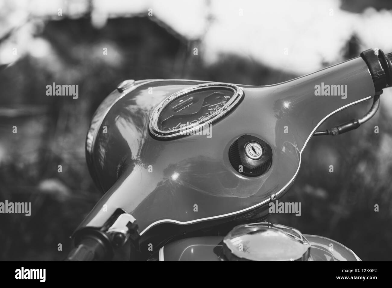 Foto in bianco e nero di vintage scooter close up Foto Stock