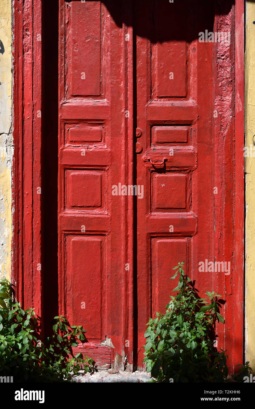 Porta in una vecchia casa in Plaka, Atene, Grecia Foto Stock