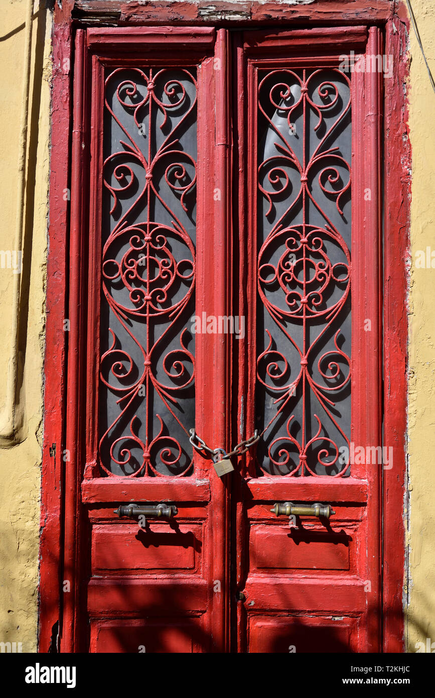 Porta in una vecchia casa in Plaka, Atene, Grecia Foto Stock
