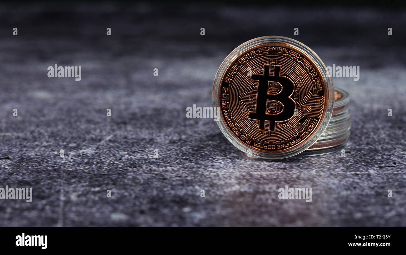 Valuta internet bitcoin medaglia d'oro e d'argento su sfondo scuro Foto Stock