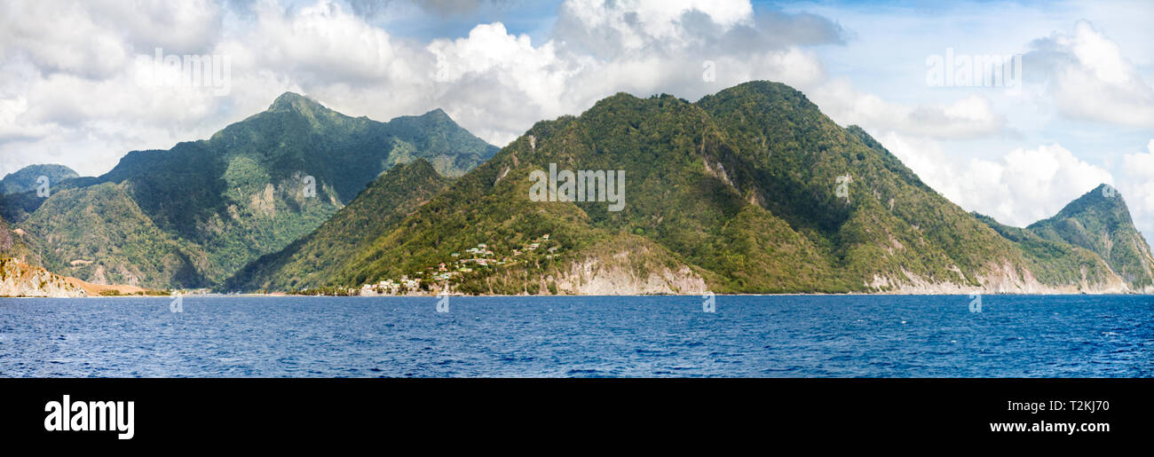 Vista della Dominica costa da traghetto per la Martinica. Foto Stock