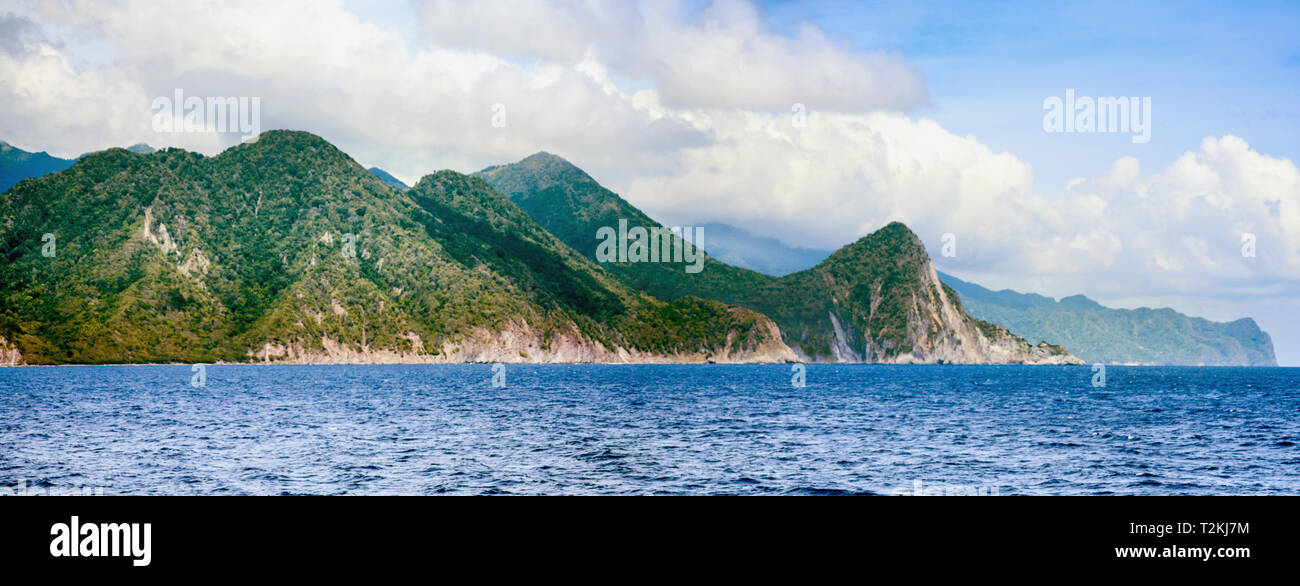Vista panoramica della Dominica costa da traghetto per la Martinica. Foto Stock