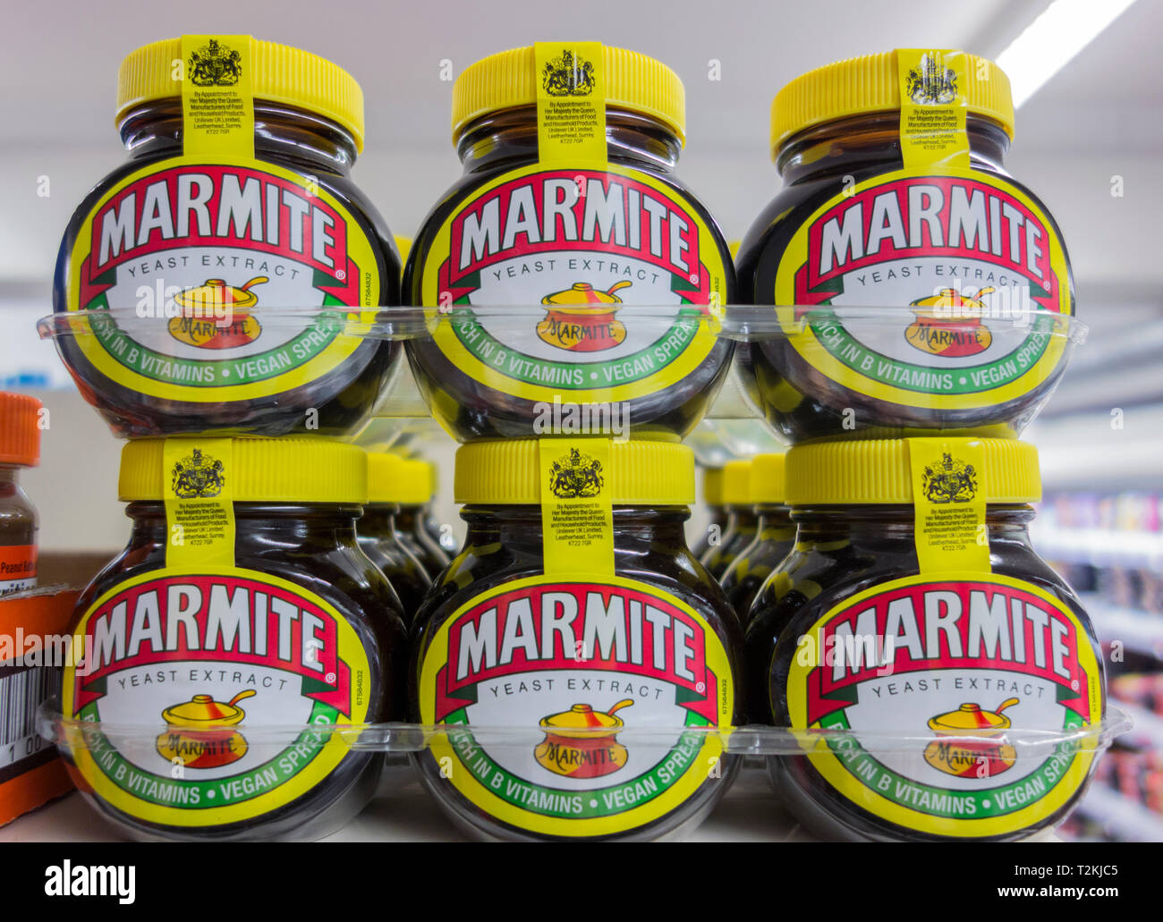 Primo piano di vasetti di estratto di lievito di marmite impilati su uno scaffale del supermercato a Londra, Inghilterra, Regno Unito Foto Stock