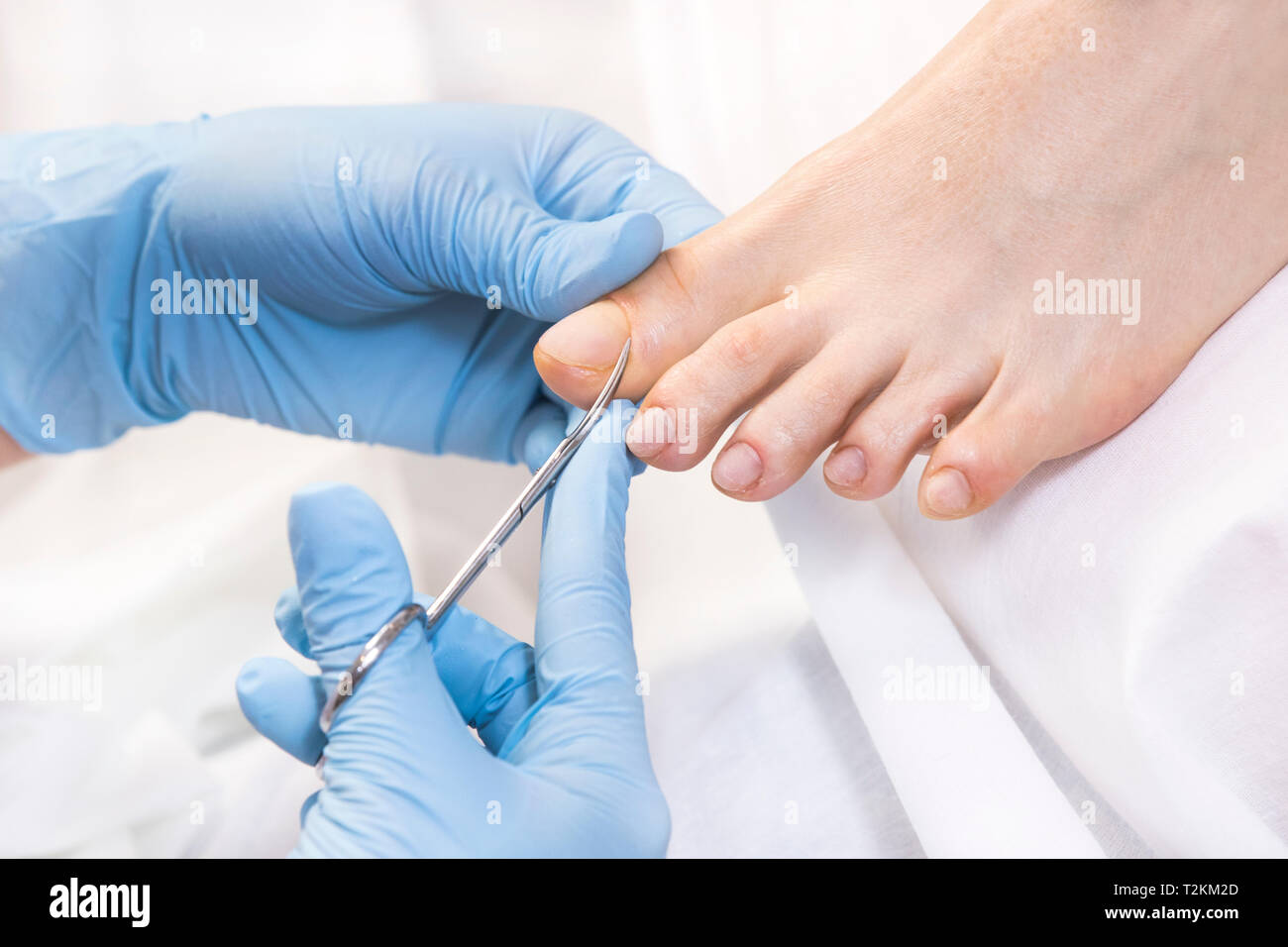 Processo di pedicure di gambe femminile al salone di bellezza Foto Stock