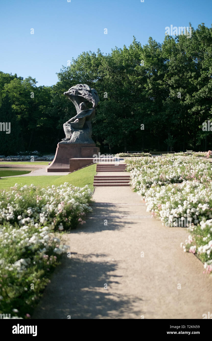 Silhouette della statua di Chopin da Wacław Szymanowski nel Parco delle Terme Reali nel centro della città di Varsavia POLONIA Foto Stock