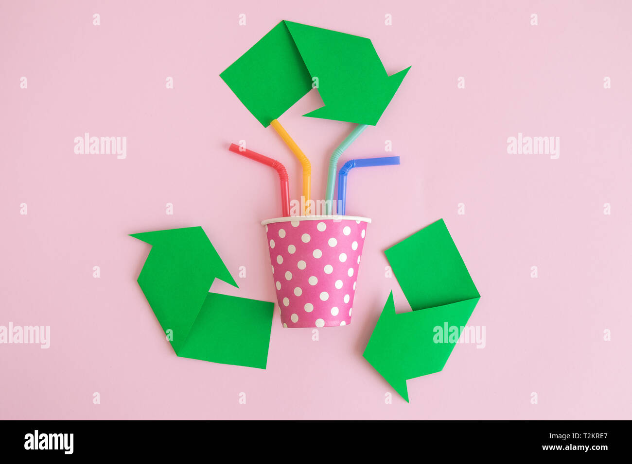 Concetto di eco con simbolo di riciclaggio e di carta usa e getta con tazza in plastica cannucce potabile pastello su sfondo rosa minimo concetto creativo. Foto Stock