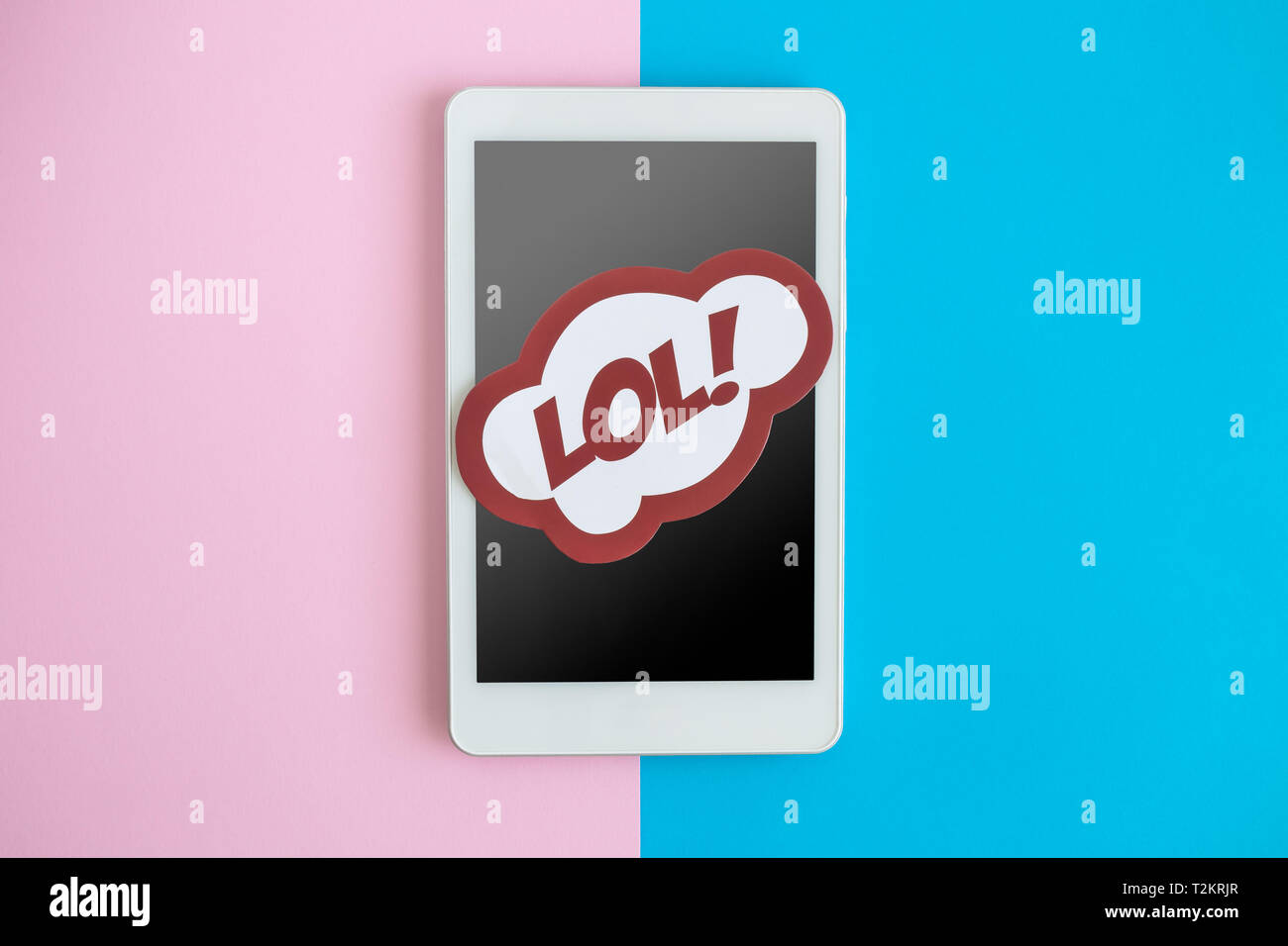 Piatto di laici digitale compressa dispositivo o telefono cellulare con lol testo in discorso bolla contro lo sfondo color pastello tecnologia minima concetto creativo. Foto Stock