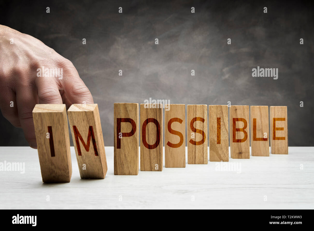 Concetto di crescita e di cambiamento. Spostare a mano due blocchi di legno con la parola. Foto Stock