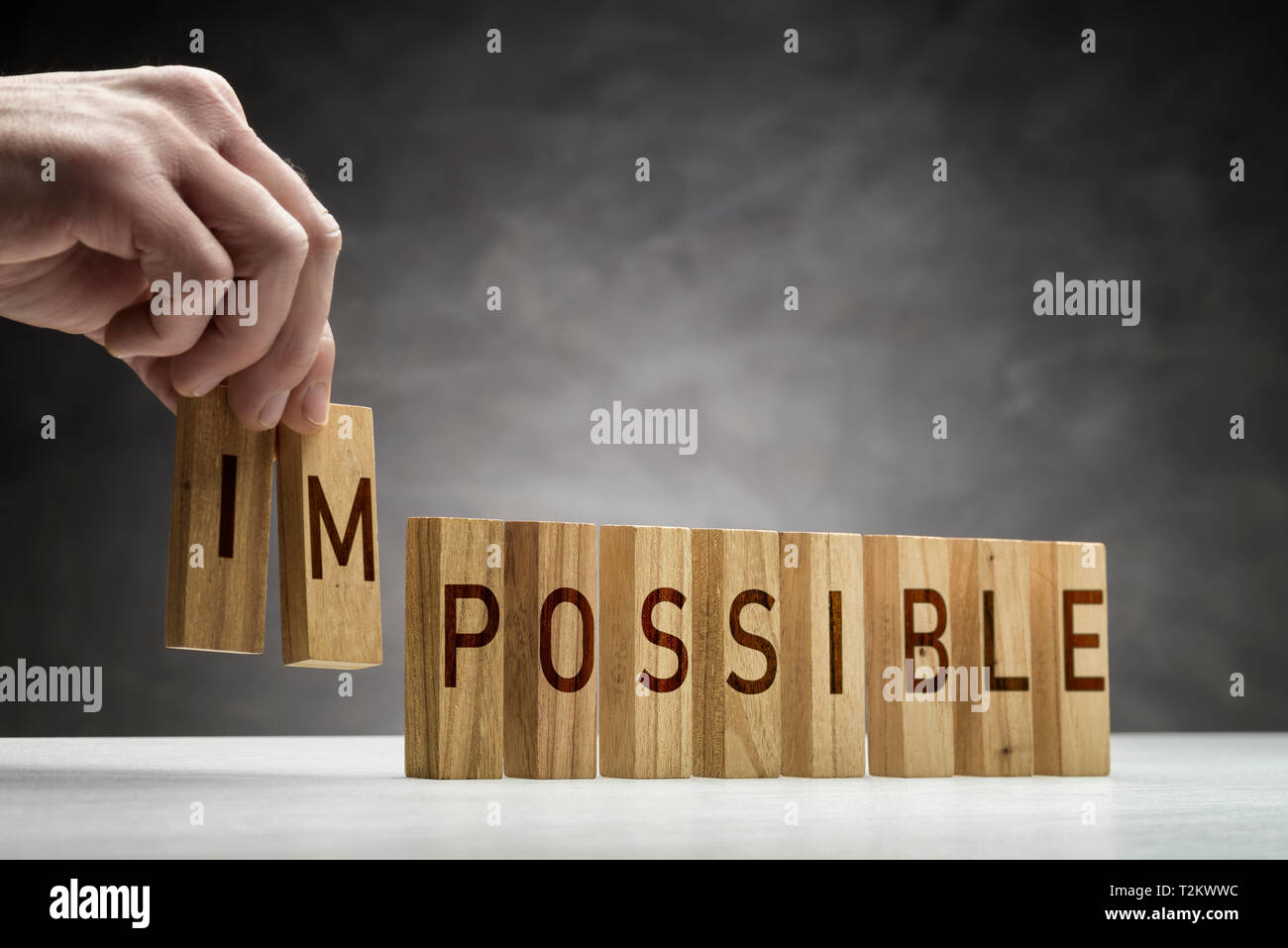 Concetto di crescita e di cambiamento. Spostare a mano due blocchi di legno con la parola. Foto Stock