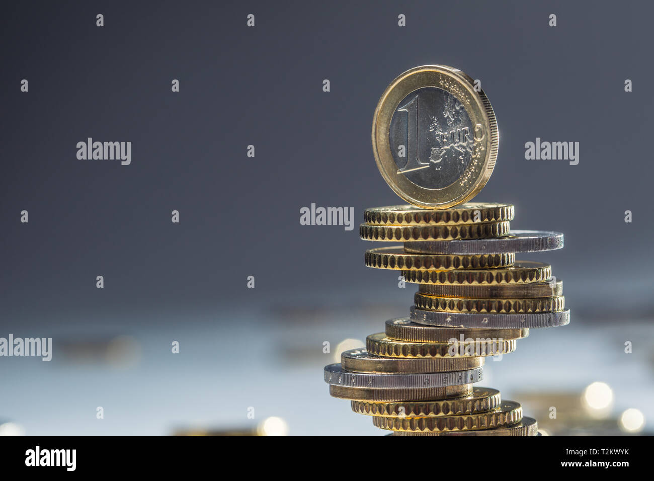 Monete metalliche in euro impilati gli uni sugli altri in diverse posizioni. Close-up il denaro europeo e della moneta. Foto Stock