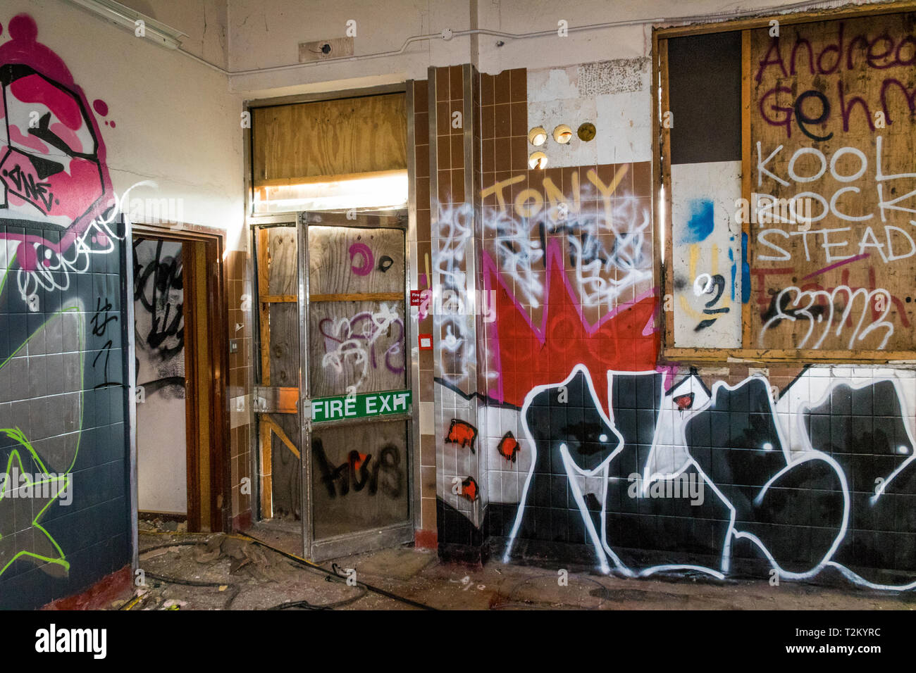 Interno del derelitti Torridge vale la fabbrica di latte che mostra Graffiti e danni da giovani. Grande Torrington, Devon, Inghilterra. Foto Stock