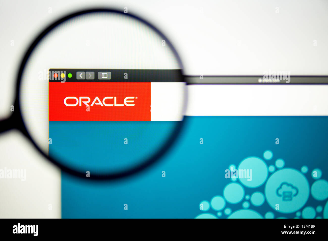 Oracle Corporation website homepage. Oracle Corporation logo visibile attraverso una lente di ingrandimento. Сan essere utilizzato come illustrazione per news media Foto Stock