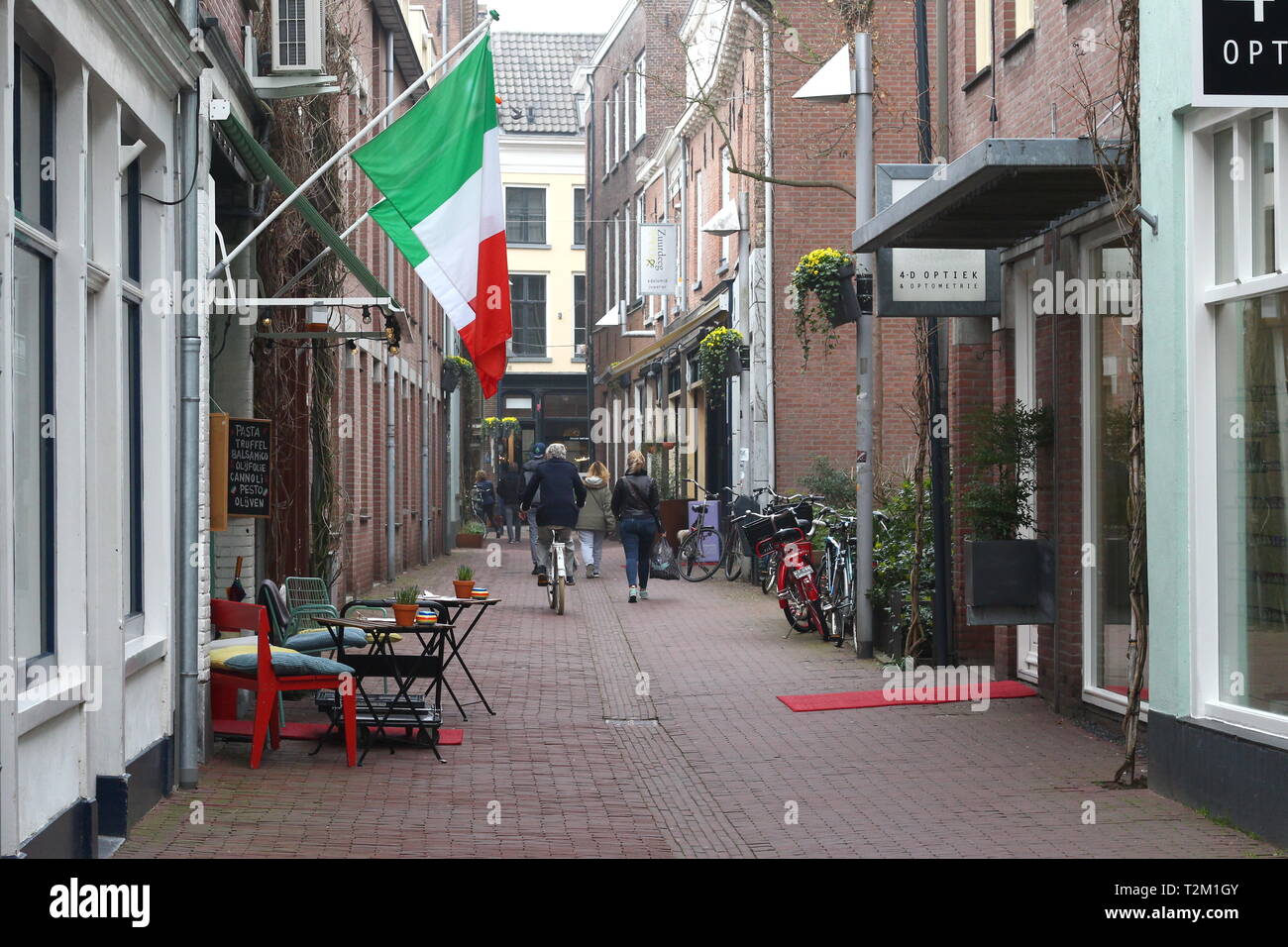 ARNHEM, Paesi Bassi - 22 Marzo 2019: Antica strada nel centro turistico di Arnhem con alcuni passanti e pedoni Foto Stock