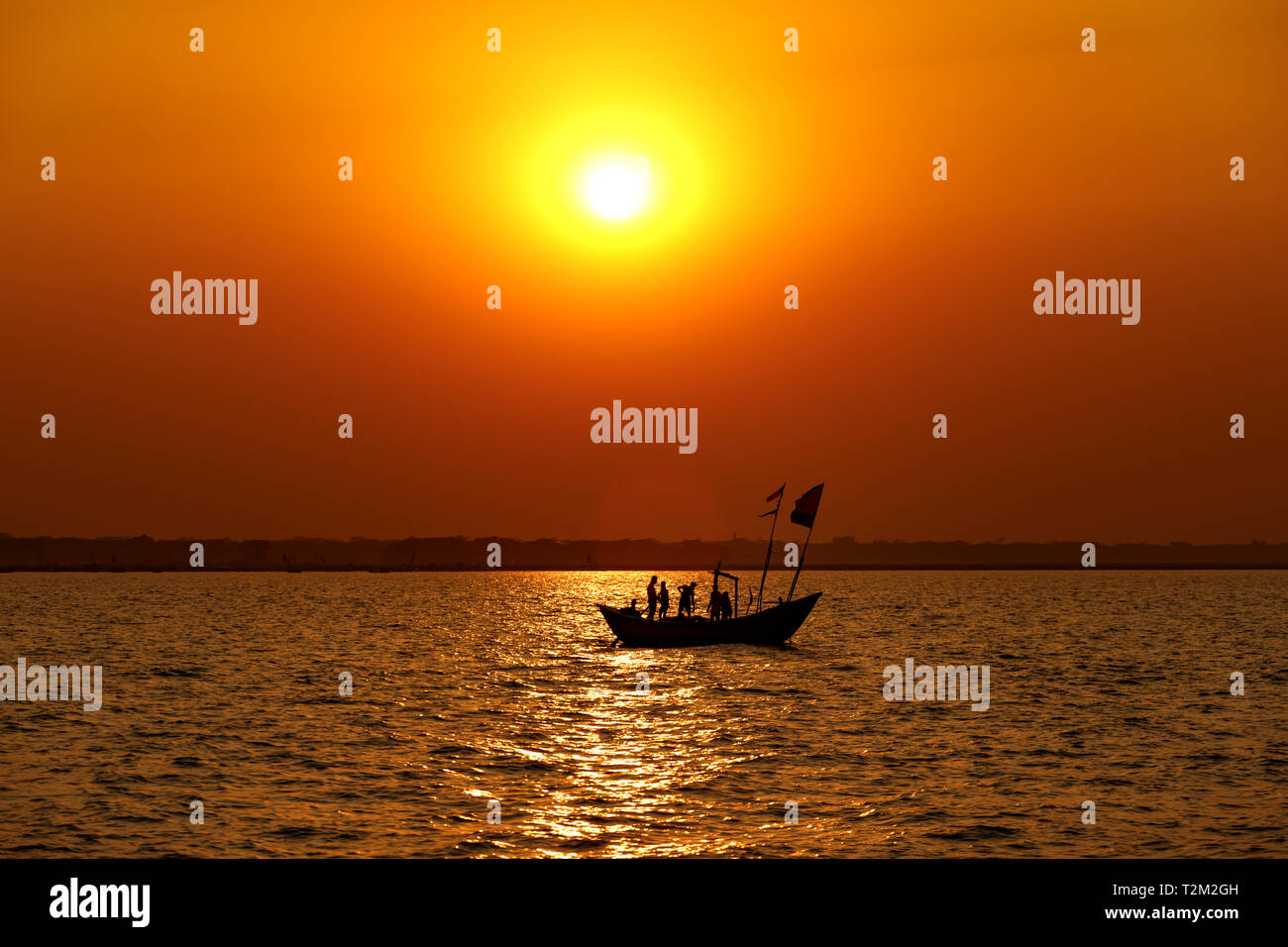 Tramonto tropicale con barca a vela, Bangladesh Foto Stock