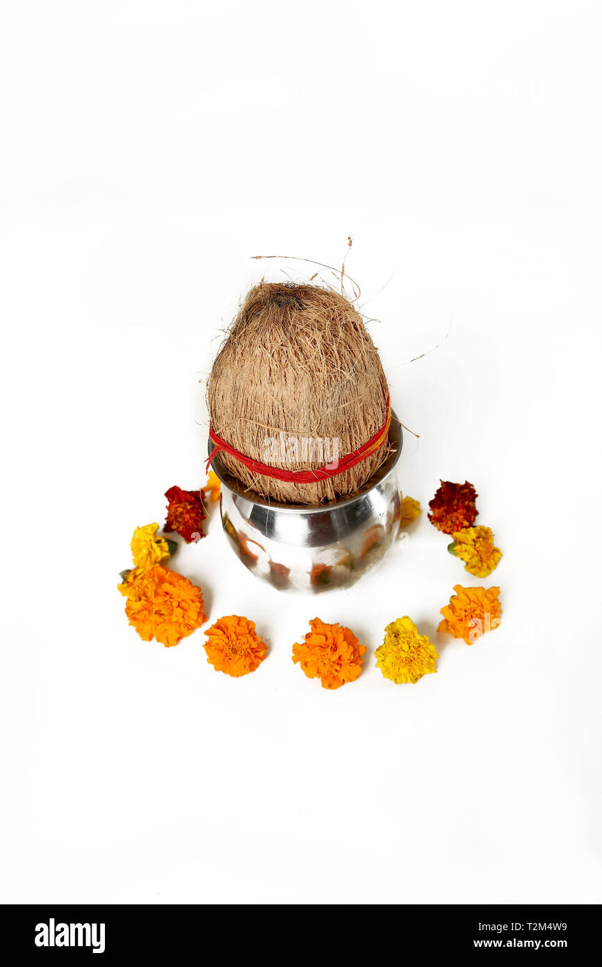 Foto di kalash e noce di cocco con la decorazione floreale per navratri pooja. Isolato su uno sfondo bianco. Foto Stock
