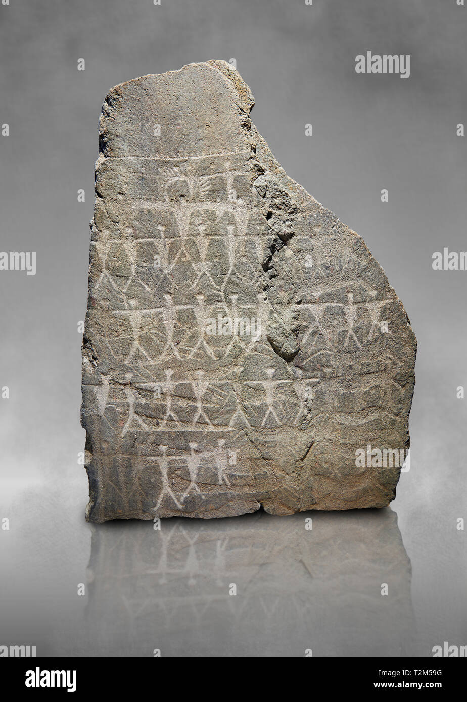 Petroglifi preistorici, incisioni rupestri, di disegni geometrici scolpiti dalla preistoria Camuni persone, Museo della Preistoria in Val Camonica, Italia Foto Stock