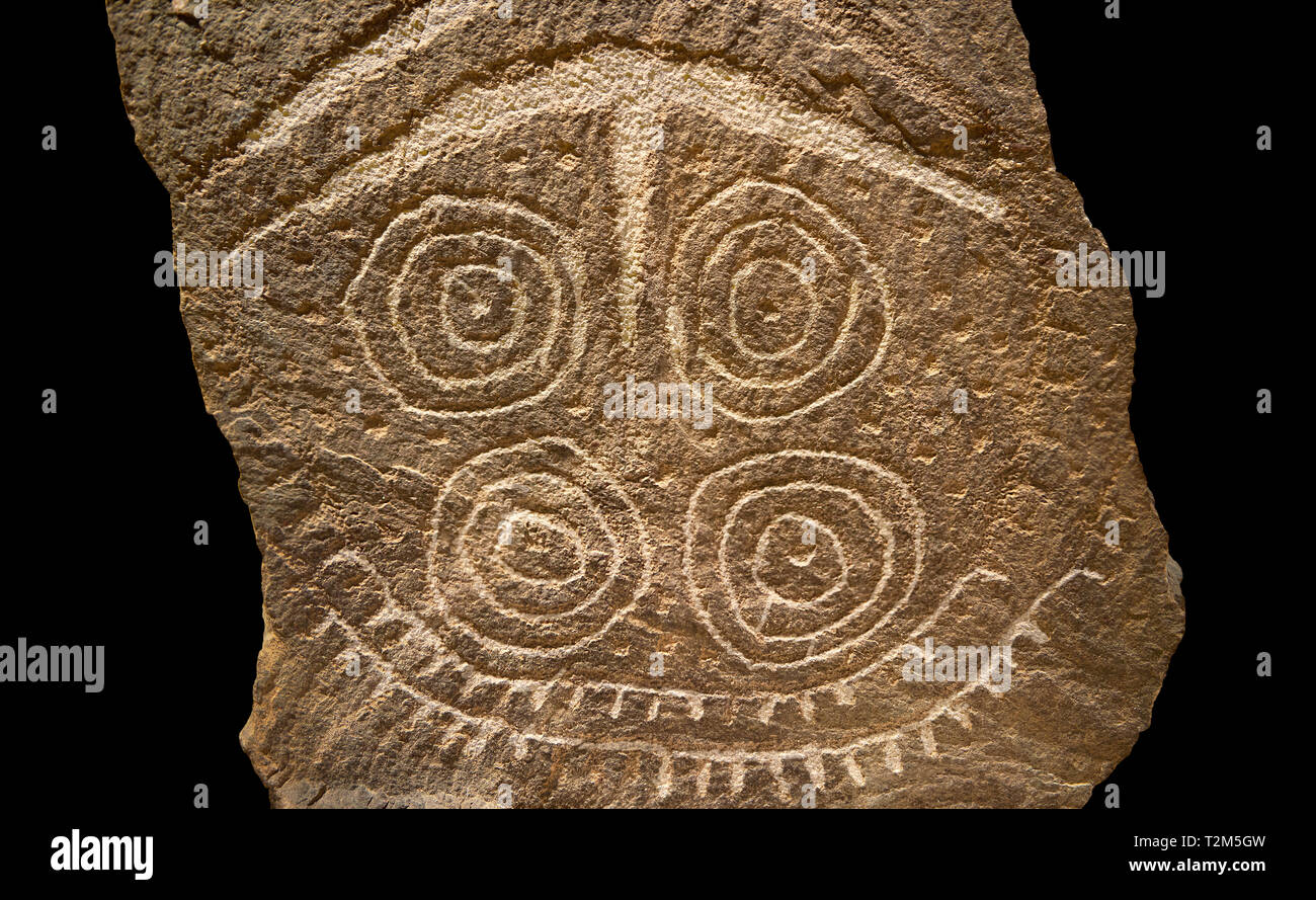Petroglifi preistorici, incisioni rupestri, di disegni geometrici scolpiti dalla preistoria Camuni persone, Museo della Preistoria in Val Camonica, Italia Foto Stock