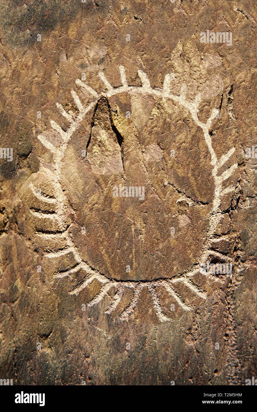 Petroglifi preistorici, incisioni rupestri, di disegni geometrici scolpiti dalla preistoria Camuni persone, Museo della Preistoria in Val Camonica, Italia Foto Stock