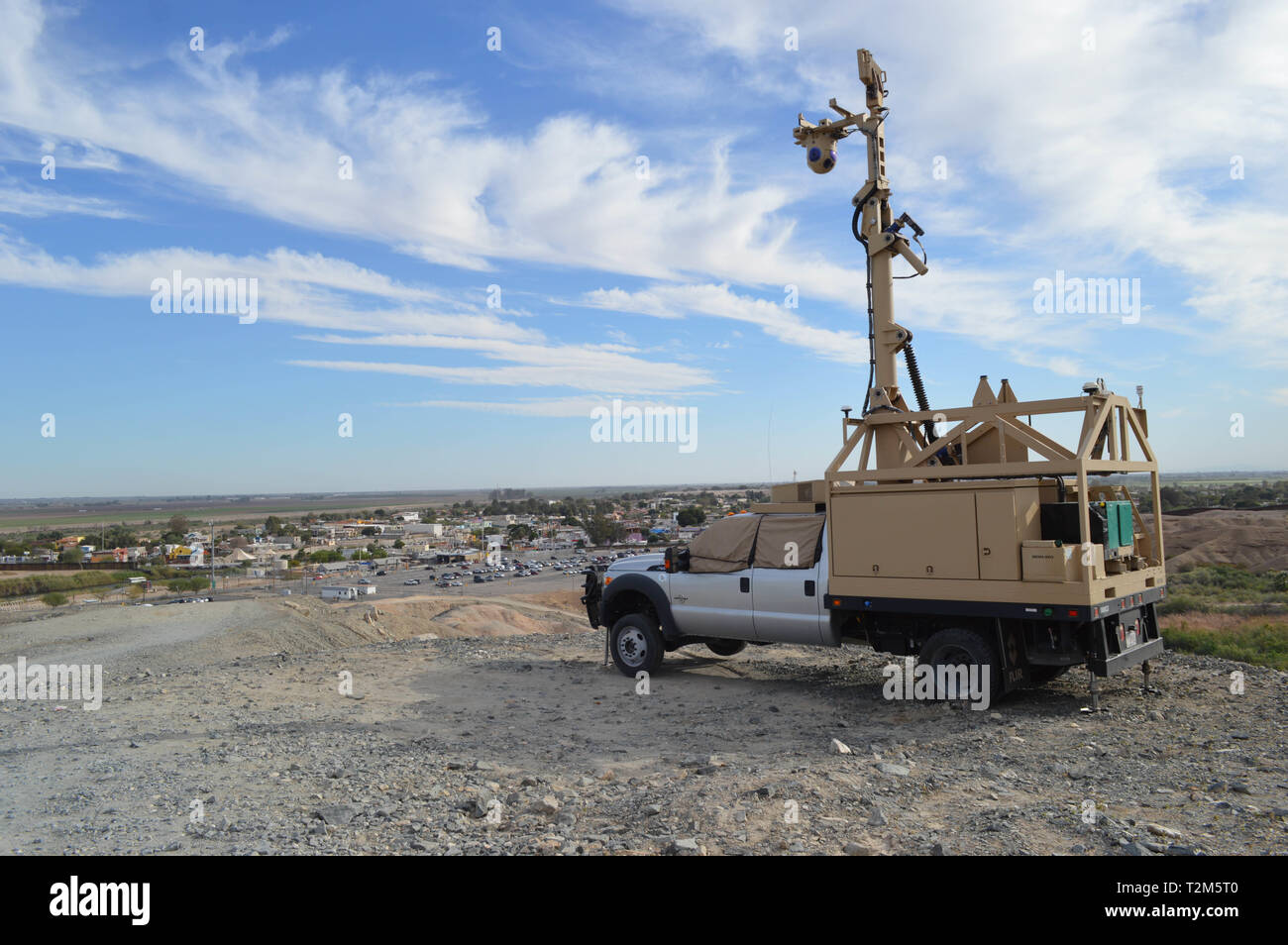 Un Mobile fotocamera di sorveglianza su Garcia's Hill a Andrade punto di entrata a Yuma, Arizona, marzo 28, 2019. Il Dipartimento della Difesa ha dispiegato unità attraverso il confine sud-ovest su richiesta degli Stati Uniti Delle dogane e della protezione delle frontiere ed è fornire logistiche, ingegneria, forza e funzioni di protezione. (US Army foto di Sgt. 1. Classe TaWanna Starks) Foto Stock
