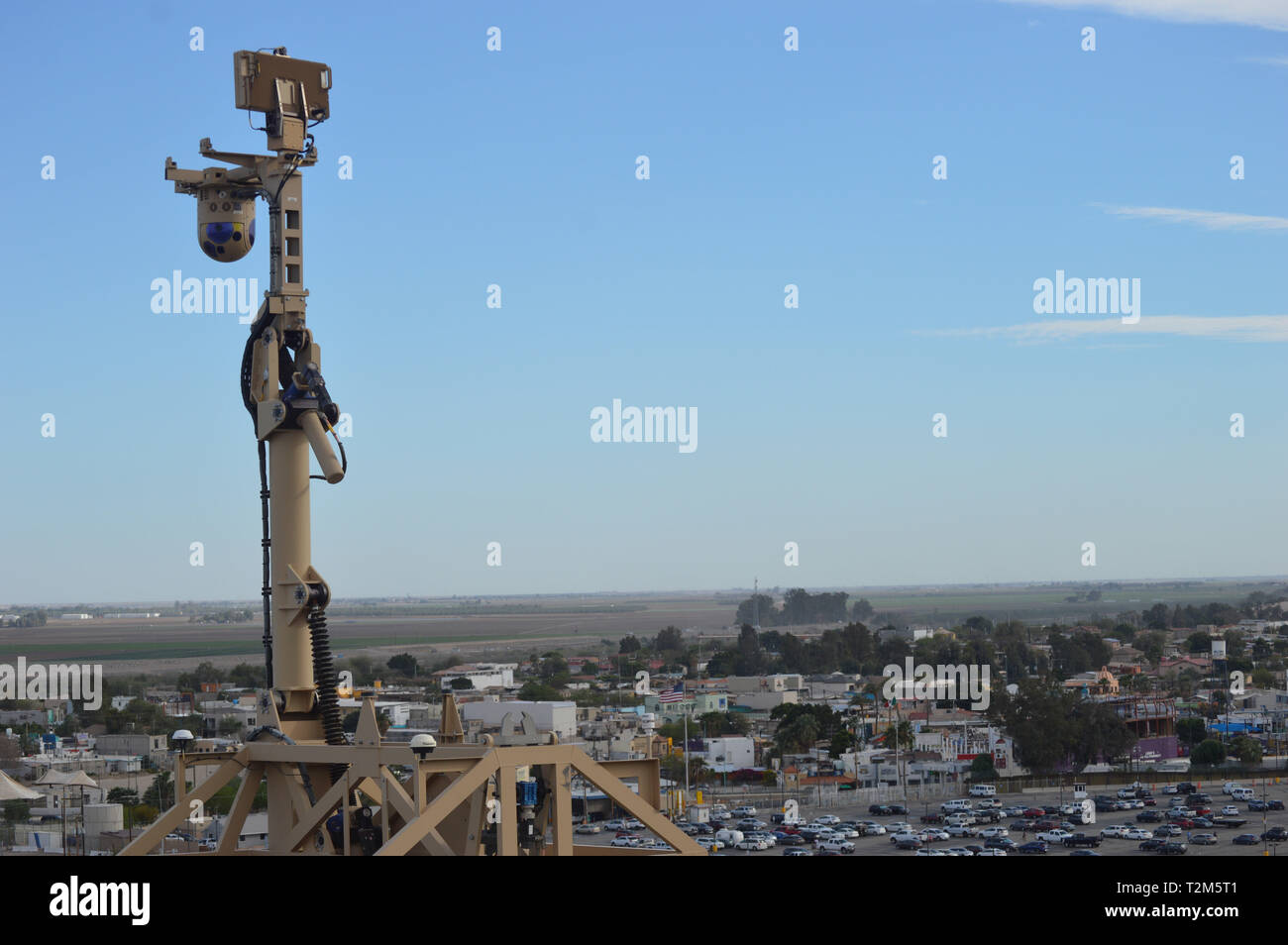 Un Mobile fotocamera di sorveglianza su Garcia's Hill a Andrade punto di entrata a Yuma, Arizona, marzo 28, 2019. Il Dipartimento della Difesa ha dispiegato unità attraverso il confine sud-ovest su richiesta degli Stati Uniti Delle dogane e della protezione delle frontiere ed è fornire logistiche, ingegneria, forza e funzioni di protezione. (US Army foto di Sgt. 1. Classe TaWanna Starks) Foto Stock