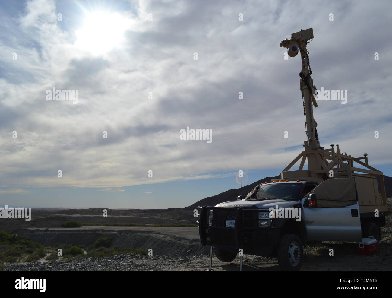 Un Mobile fotocamera di sorveglianza su Garcia's Hill a Andrade punto di entrata a Yuma, Arizona, marzo 28, 2019. Il Dipartimento della Difesa ha dispiegato unità attraverso il confine sud-ovest su richiesta degli Stati Uniti Delle dogane e della protezione delle frontiere ed è fornire logistiche, ingegneria, forza e funzioni di protezione. (US Army foto di Sgt. 1. Classe TaWanna Starks) Foto Stock