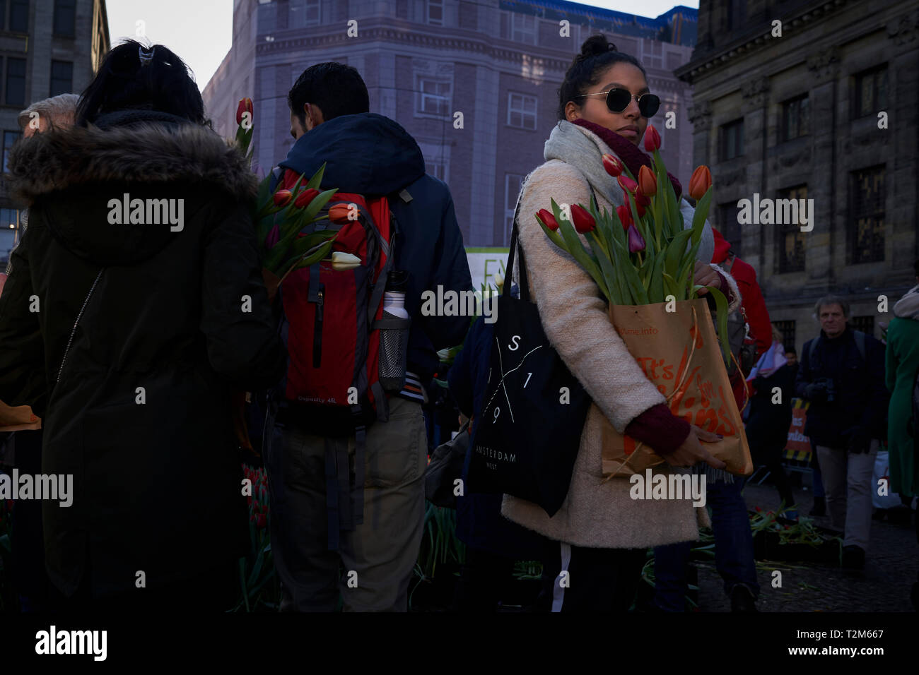 I partecipanti alla presentazione della nazionale di tulip giorno tenutasi ad Amsterdam, prendere mazzi con i tulipani esposte durante l'evento. Foto Stock