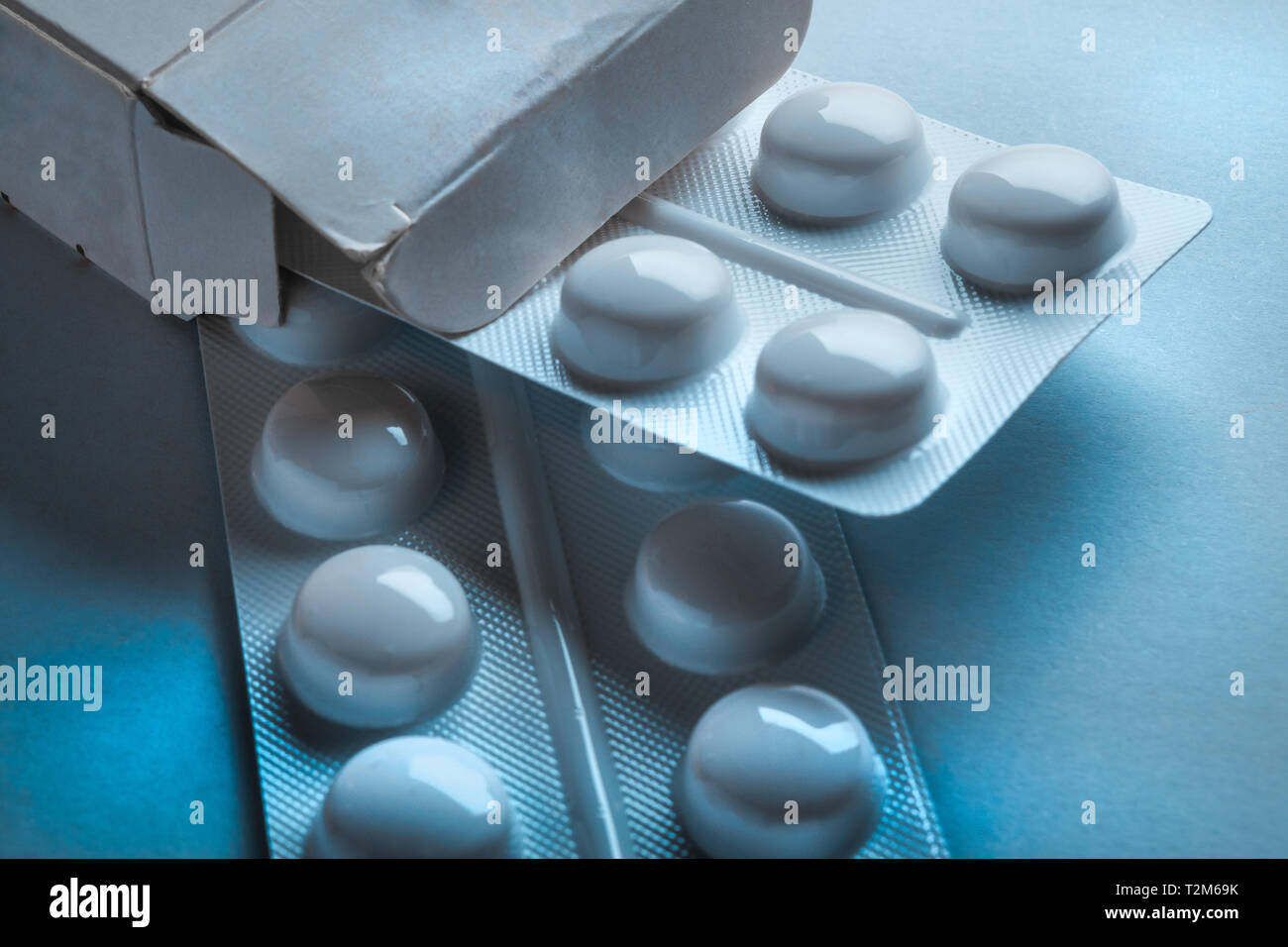 Close-up di un bianco blister di compresse medicinali isolato su sfondo uniforme Foto Stock