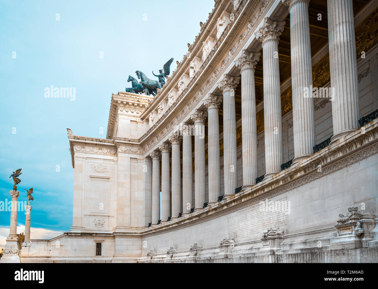 Close-up con dettaglio della pietra e marmo colonnato del monumento dell'Altare della Patria in piazza Venezia, con colonne e capitelli di un Foto Stock