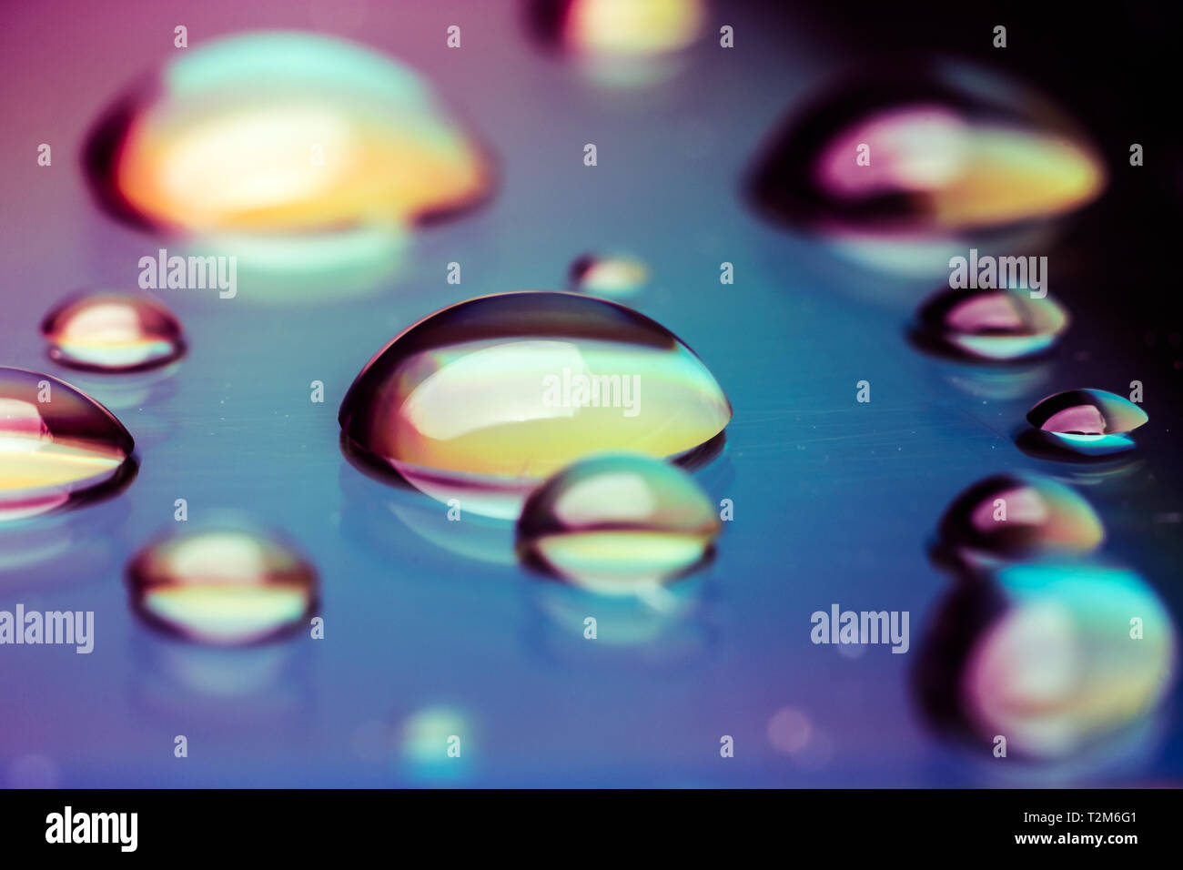 Gocce d'acqua colorate immagini e fotografie stock ad alta risoluzione -  Alamy