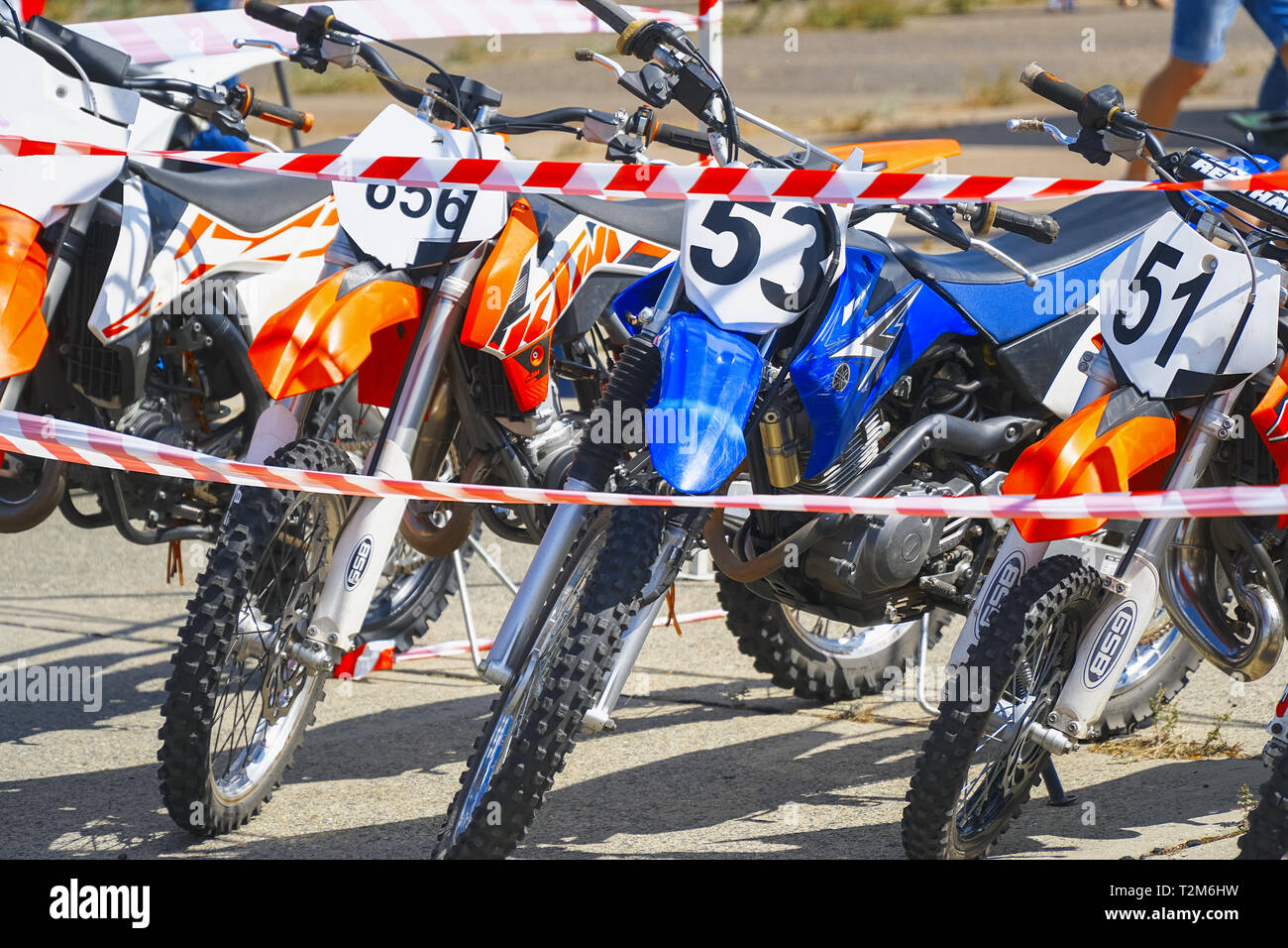 Samara, Russia - Agosto 18, 2018: Racing moto motocross stand in fila dietro il nastro di recinzione Foto Stock